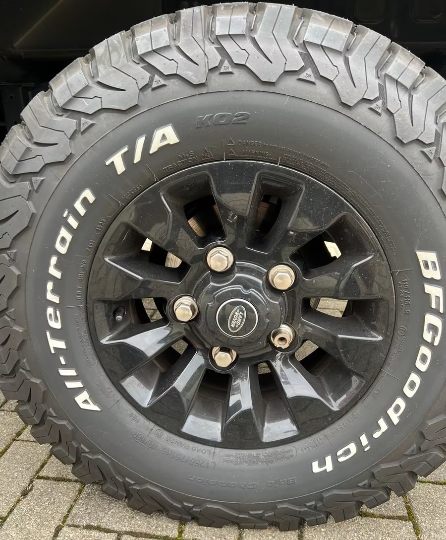 Vehicle #10107 - Land Rover Defender 110 13