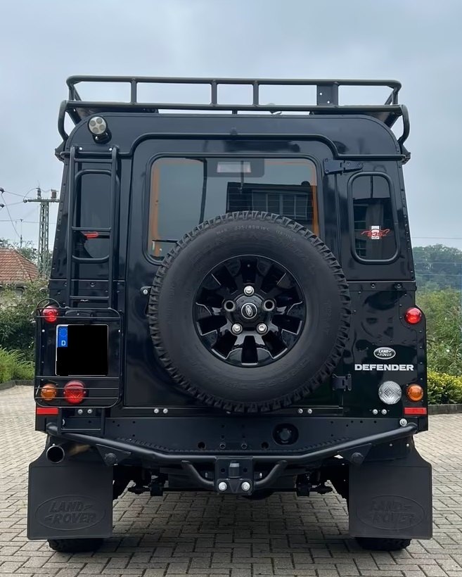 Vehicle #10107 - Land Rover Defender 110 8