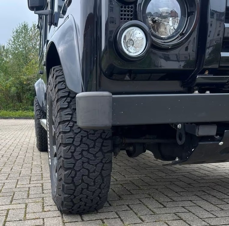 Vehicle #10107 - Land Rover Defender 110 10